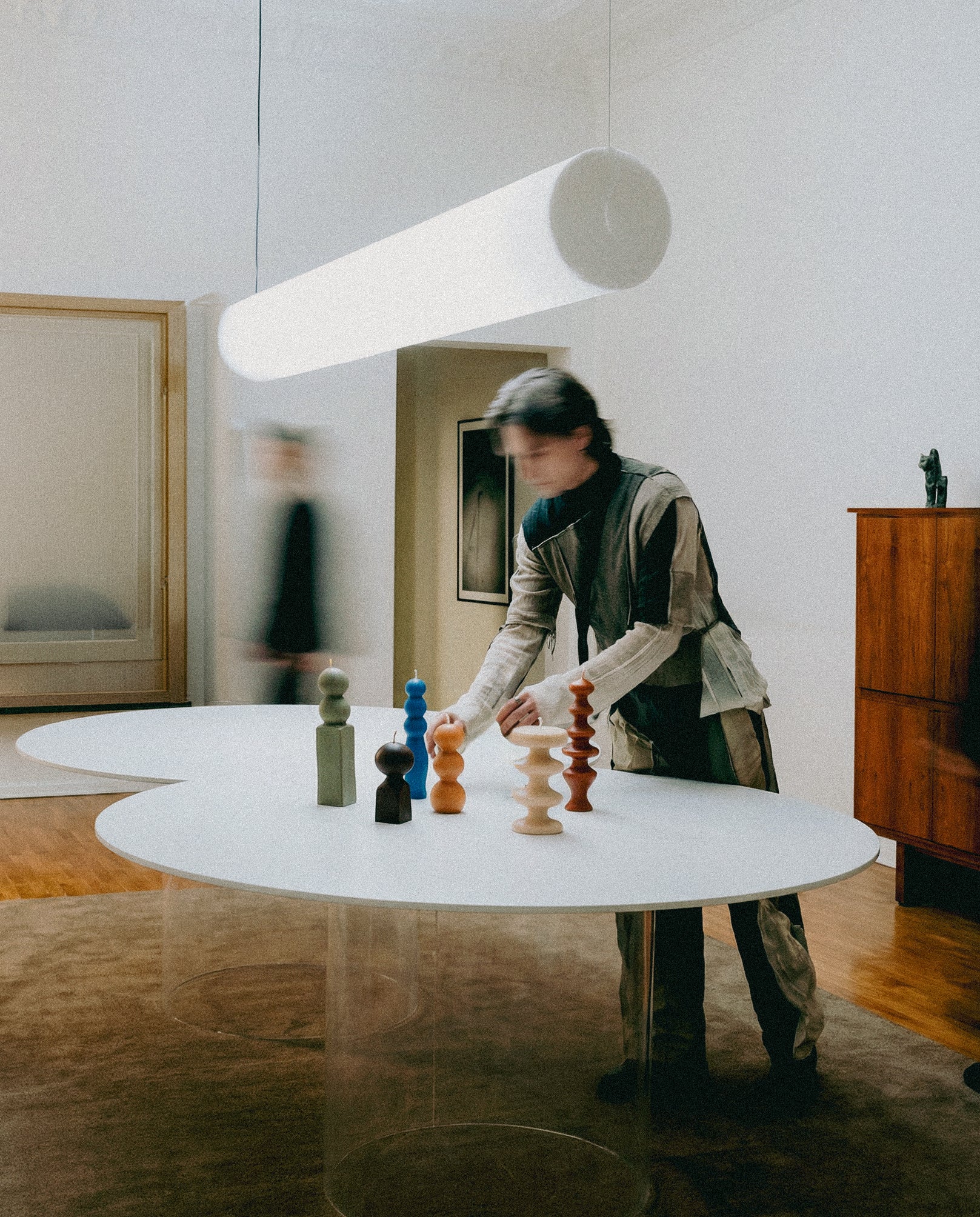 Pack Maya en mesa de comedor, ambiente interior editorial